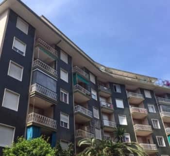 Je vends un penthouse avec jardin près de la mer ville de Sanremo, Ligurie